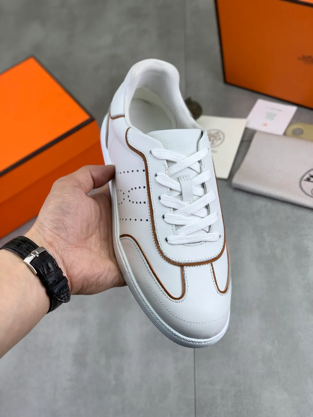 Men's Men's Shoes P600 New Top Version Original Order Hermes Men's Drift Sneaker Summer New Casual Sports Shoes Original Purchased, Developed and Made H Family Men's Classic Series Technological Breathable Fabrics and Cowhide Casual Sports Shoes Casual Sports Dad Shoes combine high-tech breathable materials and cowhide, with H Family exclusive button decoration on the side. The outsole is full of H italic design and bright colors to show vitality and continue the brand design inspiration. Stroll around the city lightly and feel free and comfortable. Delivered in exquisite packaging 🛍📦 ▪️Fabric: original customized breathable material + first-layer cowhide ▪️Inner: cowhide feet ▪️Outsole: molded and evacuated PU+TPU material ▪️Size: 35-45 Multiple colors available Premium packaging